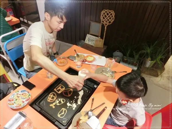 [美食]和寶貝DIY手作煎餅 好吃又好玩(親子餐廳) 。新光三越B1 Yummy Pancake
