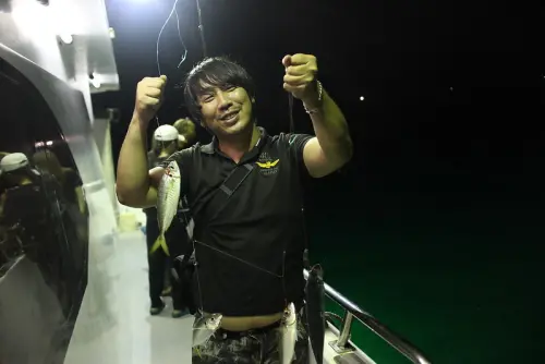 基隆夜釣推薦！碧砂漁港【玉龍捌號金船長】夜釣小管現釣現烤現吃+全套釣具，一次滿足 @秤瓶樂遊遊