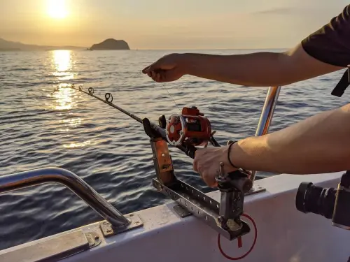 玉龍捌號金船長海釣｜基隆海釣體驗一票玩到底！北部獨家下網補小卷！碧砂漁港現釣現烤現吃！不能錯過的夜釣小管體驗！基隆海釣推薦、基隆旅遊推薦、碧砂漁港推薦、暑假推薦、親子活動推薦、國內旅遊推薦