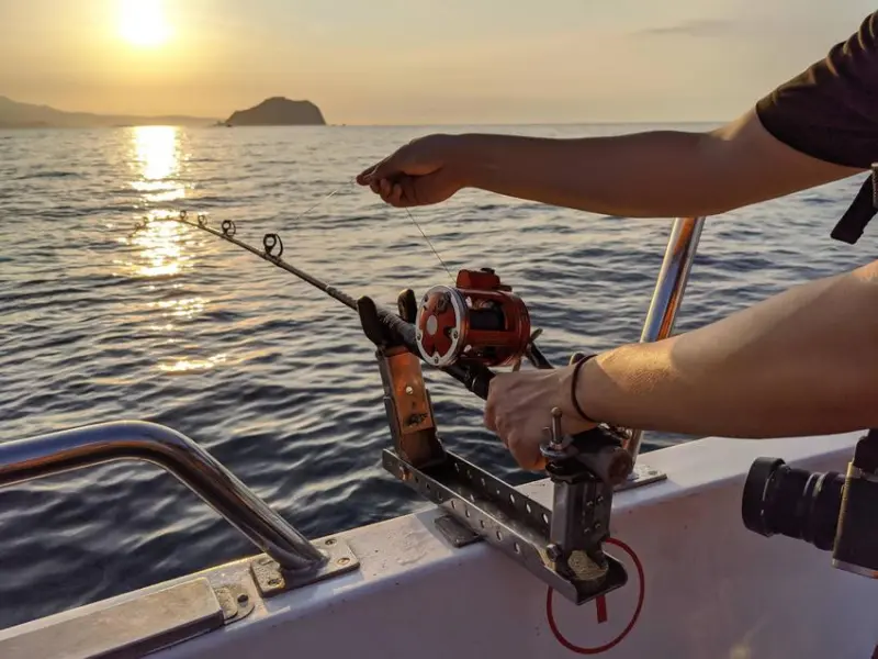 玉龍捌號金船長海釣｜基隆海釣體驗一票玩到底！北部獨家下網補小卷！碧砂漁港現釣現烤現吃！不能錯過的夜釣小管體驗！基隆海釣推薦、基隆旅遊推薦、碧砂漁港推薦、暑假推薦、親子活動推薦、國內旅遊推薦