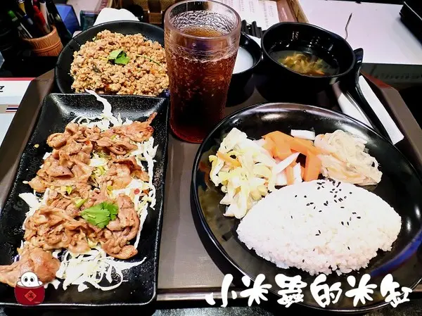 【台北車站微風美食廣場】COOKING THAI泰越廚房-〔泰式打拋雞+香茅烤肉飯〕雙主菜豪華套餐