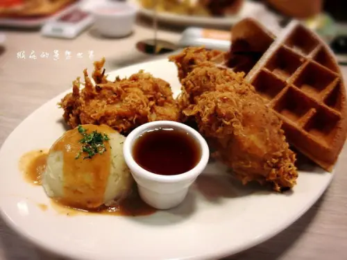 【台北松山】炸雞配鬆餅的全新組合！Queens Cuisine皇后美食館！