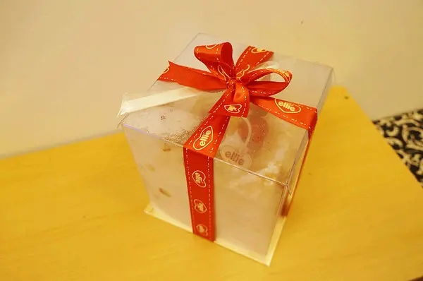 信義安和站♬ㄠ嗚～女孩大心尖叫夢幻草莓千層派！（指）精緻生日蛋糕首選　Ellie 耶里西點        
      