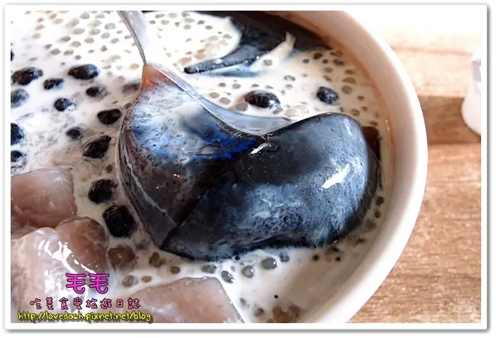 食記。【台中。瑪露連仙草】推薦美食 → 超Ｑ嫩的仙草，整碗料豐富滿載，超實在