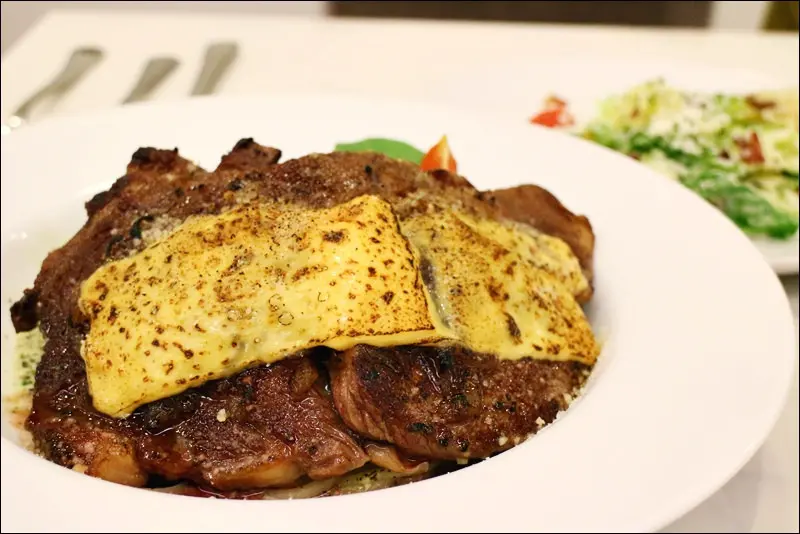 台北／信義 蘋果肉桂，好一個沙朗牛排霸氣橫躺義大利麵 近永春捷運站