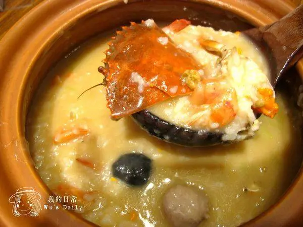 ├吃喝┤富鼎砂鍋粥-滿滿海味金黃色的蟹膏粥              