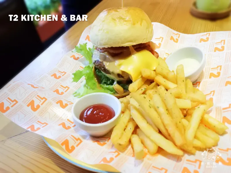 《美食推薦》【桃園】T2 KITCHEN & BAR 美式餐廳。桃園藝文特區超人氣美式餐廳 超推澳洲花生什麼事牛肉堡 海鮮嘉年華披薩 雞肉起司烤餅 歐麻麻奶油墨魚燉飯 桃園必吃美食推薦(文末贈