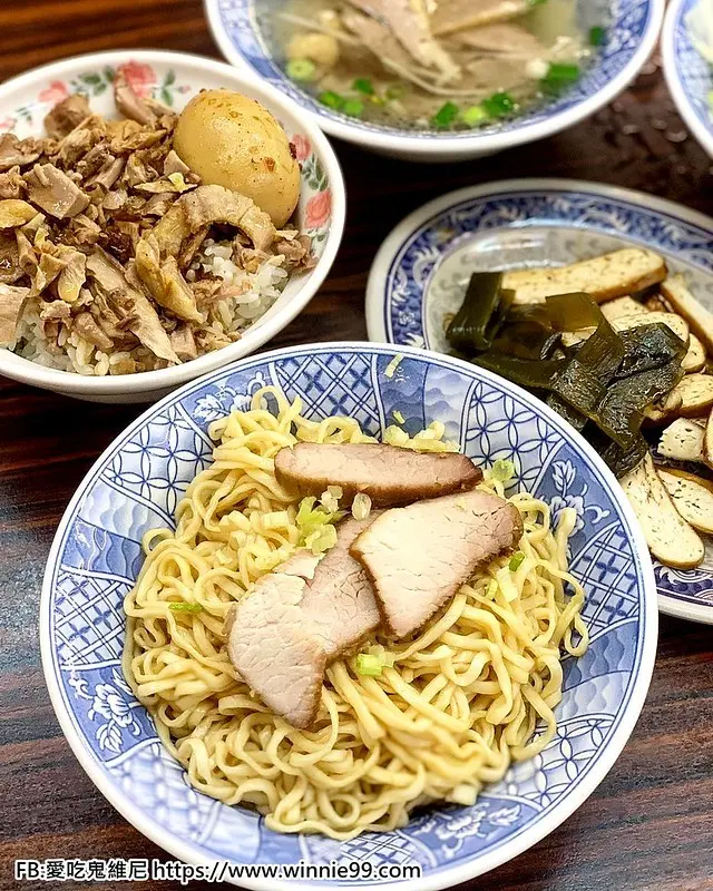 台中超好吃麵店推薦【汕頭香鴨意麵】就在台中逢甲美食商圈，口味像極了我思思念念台南超好吃的民生意麵，愛吃麵的人一定要來試試!