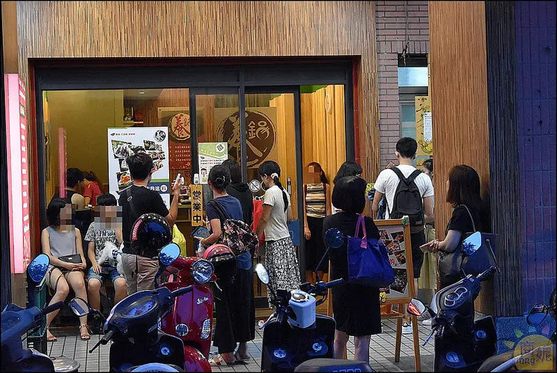 逢甲美食排隊小火鍋。養鍋石頭鍋涮涮鍋。22種品鍋用料紮實大份量個人小火鍋。每到用餐時間就大排長龍記得先預約!(寵物友善餐廳)