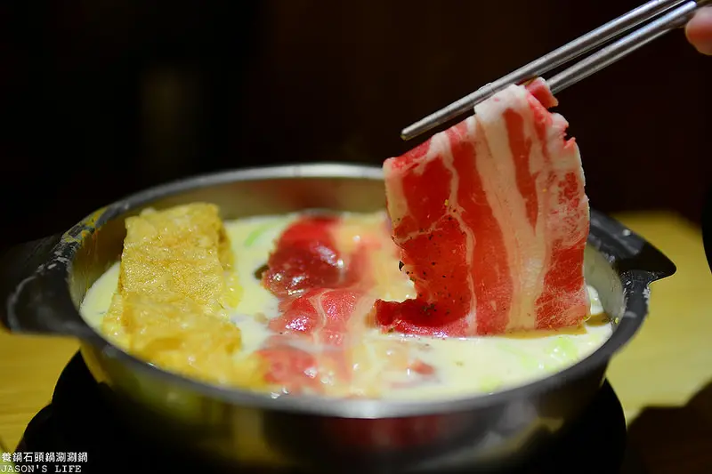 【台中│美食】逢甲人氣鍋物，用餐時間一位難求，推薦山藥牛奶鍋。養鍋石頭鍋涮涮鍋