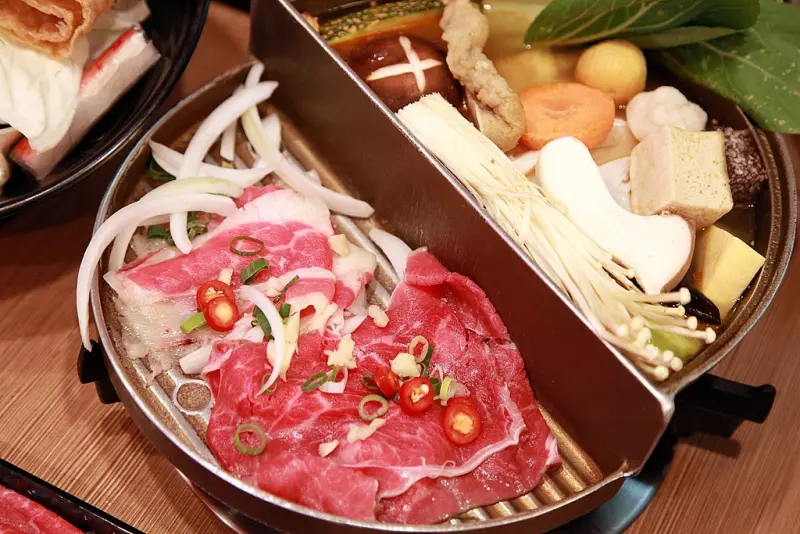 【台南東區-食記】芯芯要去【半個鍋】個人火烤兩吃鍋物|無煙燒烤|精選湯底