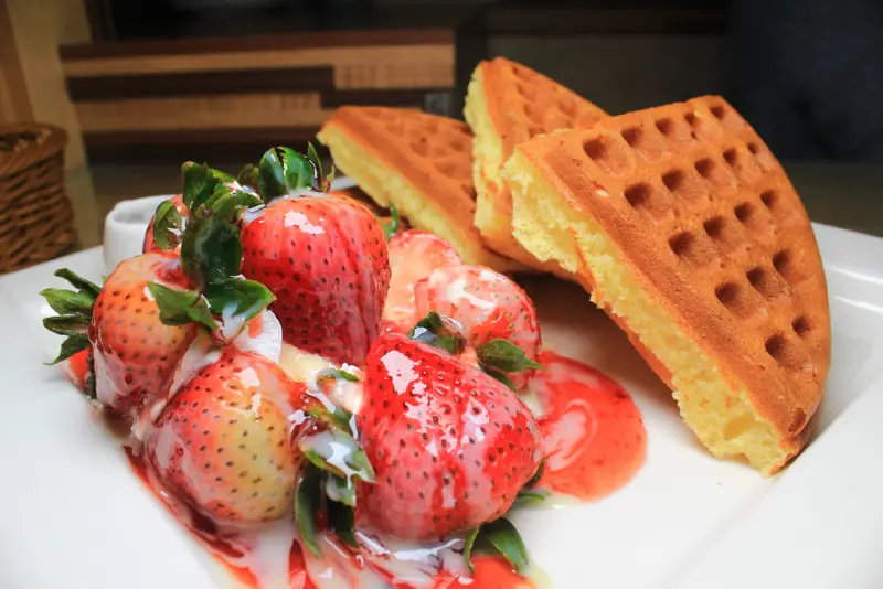 【彰化｜員林】激推新鮮草莓草莓冰淇淋鬆餅《COCO鬆餅屋》現在打卡有送超濃巧克力冰淇淋。