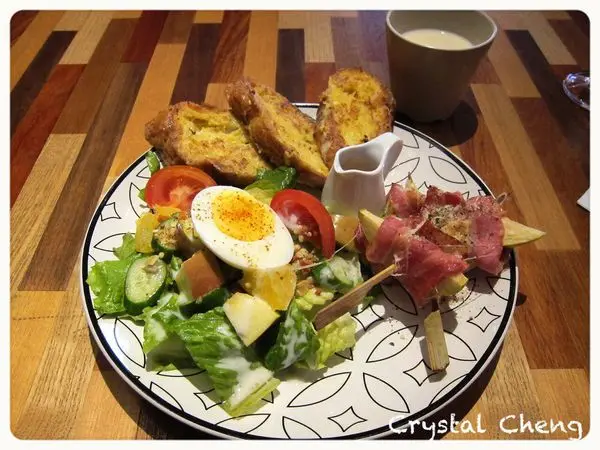 【台中好食推薦】八日八  氣氛好好 菜單好有趣 看起來還挺豐富的早午餐 但是吃起來還好(台中 早午餐 咖啡廳）