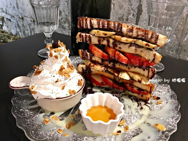 【台中 北區】八日八>>有著美味的中餐和惡魔般的甜點，中西合璧、氣氛絕佳、服務生也很可愛