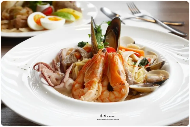 【台中.南屯】白貓散步輕食館 Gatto Bianco。環境寬敞舒適餐點美味可口，鄰近各大景點提供早午餐、輕食、義大利麵、鬆餅