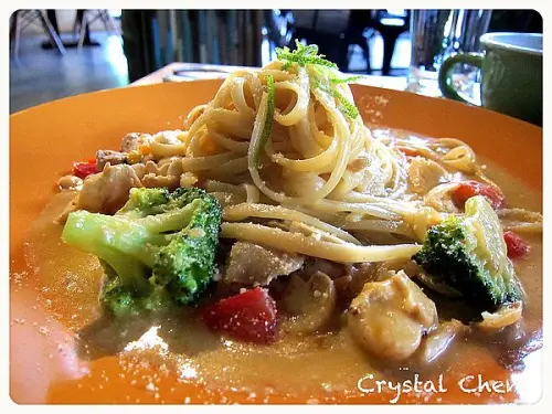 【台中好食推薦】白貓散步Gatto Bianco，悠閒大空間好多貓貓輕食店！