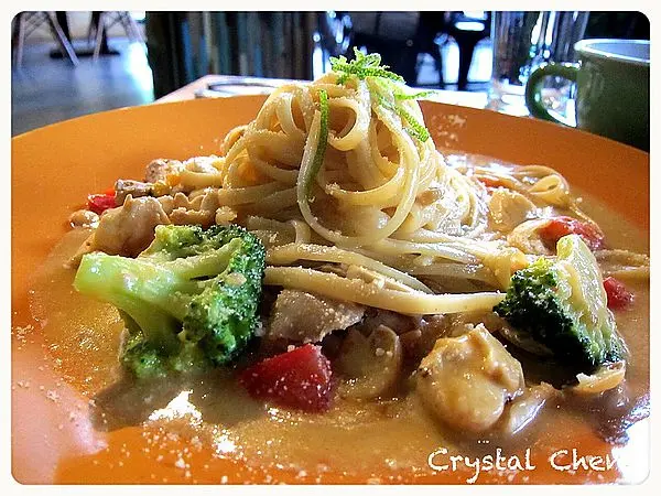 【台中好食推薦】白貓散步Gatto Bianco，悠閒大空間好多貓貓輕食店！