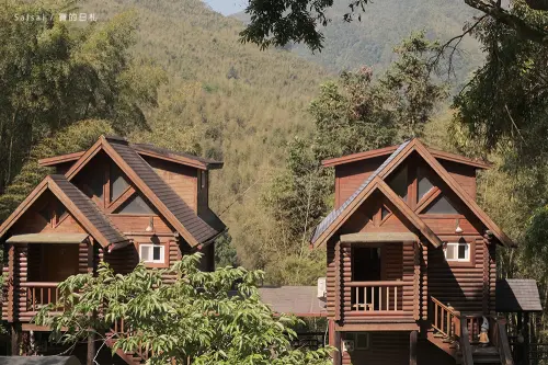 金台灣山莊｜南投鹿谷住宿｜原木民宿、景觀房型、晚上還有螢火蟲！一泊二食方案，平日999/人、假日1249/人，還不預訂就要錯過囉！