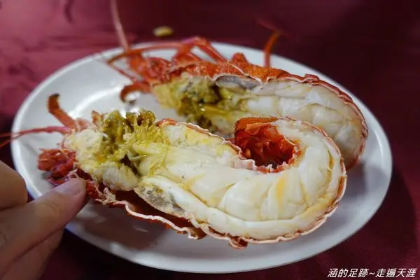 [花蓮海鮮餐廳] 鹽寮 - 055龍蝦海鮮餐廳 ~ 活龍蝦一隻450元，二訪一樣超滿意的平價海鮮餐廳