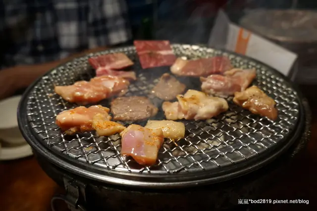 【台中西區】出一張嘴（中港店）－平日價位很划算的吃到飽燒烤，肉類選擇多又好吃！