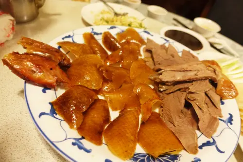 (胖樺食記)台北市烤鴨前三名「宋廚菜館」/信義區人氣排隊餐廳/捷運市政府站/名過其實好失望/肥腸沒處理乾淨不推薦