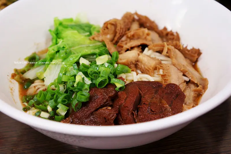 【台中河南路牛肉麵推薦】陳師傅牛肉麵 - 用餐時間一位難求阿.鴛鴦乾拌麵.牛肉捲餅和手抓餅真是推薦...