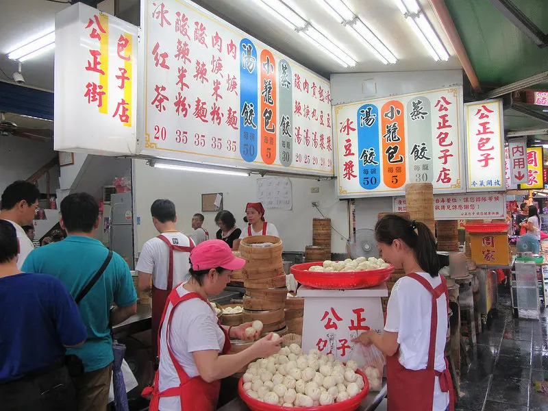 【花蓮必吃美食】超好吃的公正包子,小小顆,沾辣醬或蒜榮醬都好吃,可以搭配紅茶、豆漿,隔壁就有