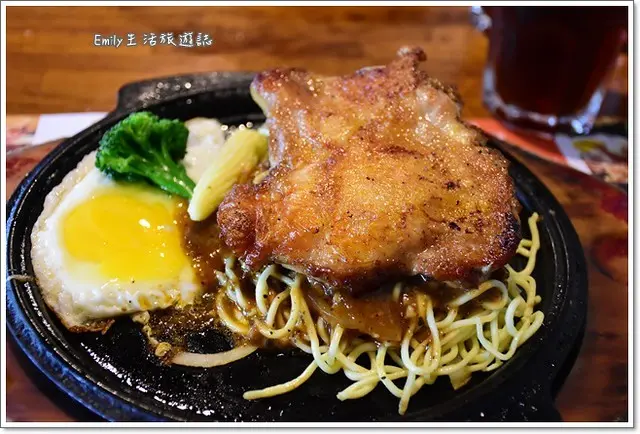 宜蘭美食》來來牛排。傳說中吃排餐要等至少1小時，原來不是沒有原因的