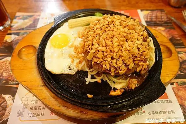 [宜蘭美食] 來來牛排 ~ 宜蘭超人氣牛排館，有特色的蒜酥牛排，套餐份量大，加麵不加價