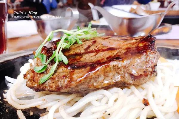 【宜蘭。食】五結鄉來來牛排～超人氣平價牛排館！視覺饗宴的火焰飛舞厚切牛排 (內含影片)