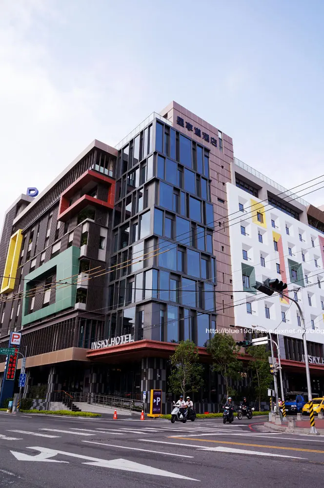 台中下午茶 星享道酒店 道咖啡 - 好調色盤般的酒店外觀.吃個下午茶吧 (以後到逢甲可以都停酒店的停車場嗎?一小時20元XD)