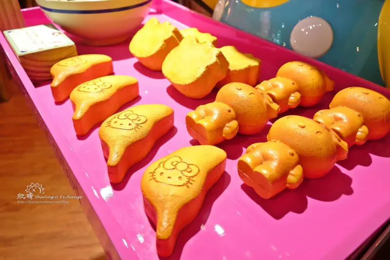 伴手禮店面+紅櫻花Hello Kitty+台灣伴手禮+懷舊風格遇上凱蒂貓+平價伴手禮等你來選購