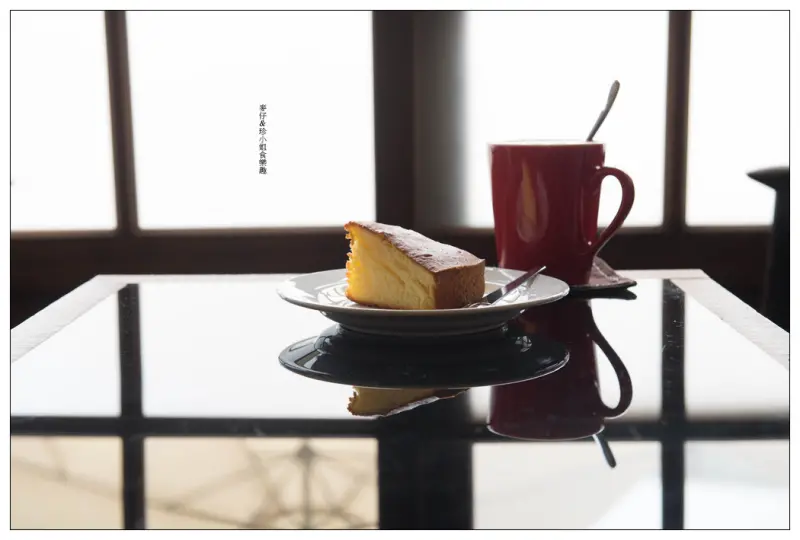 【食記-宜蘭】木房子咖啡茶館｜鐵路局老宿舍變身氣氛老宅咖啡館/近頭城火車站/燈光美氣氛佳～ 