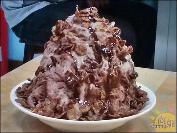 大碗公剉冰。超級大份量剉冰。綿綿冰。黑糖剉冰。芒果冰