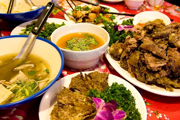 是誰!? 平日午餐囂張到吃一整隻酥炸羊腿!? (默默舉手)之秦味館初訪