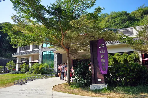 唉唷！差點被牛給拉走啦！來大山牧場餵牛、擠ㄋㄟㄋㄟ吧！