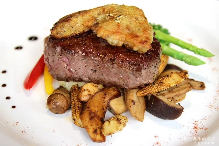 『食記』高雄新興。BOSTON波士頓龍蝦餐廳，龍蝦鮮甜味在嘴裡爆開