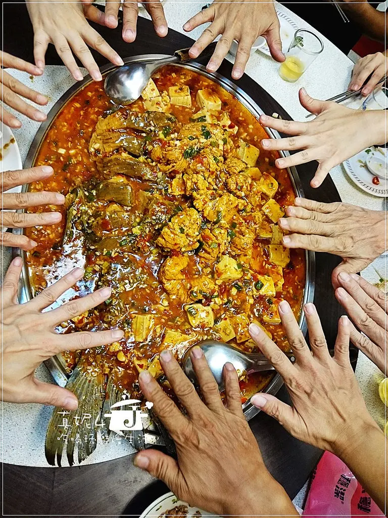 [捷運美食-忠孝新生站] 到濟南路吃活魚!魚肉就像布丁一樣水嫩嫩。活魚7吃搭配川菜重口味，黃河蜀魚館一試就鍾情!免低銷免開瓶費~~