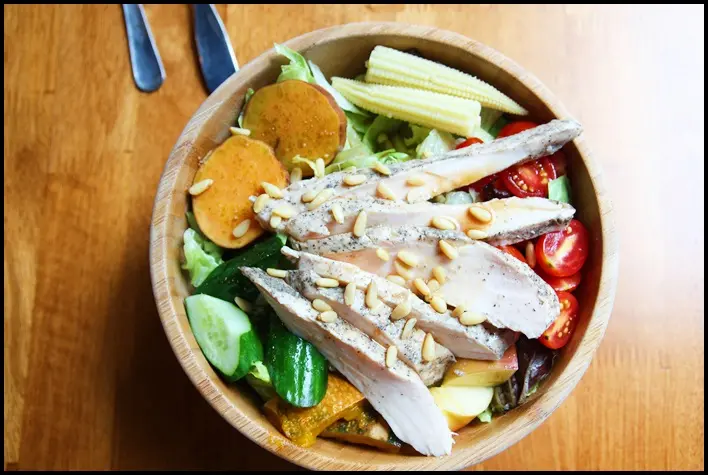 內湖.港墘站美食:Mastro cafe~工業風內科餐廳,超飽足木碗沙拉與輕食