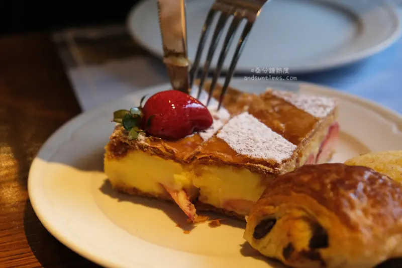 【台北】PAUL 法國保羅麵包 仁愛店｜必吃草莓千層派，新歡海鹽焦糖閃電泡芙 ♡ - 桑分鐘熱度