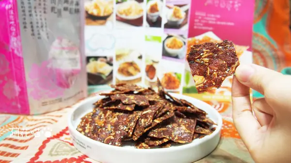 【宅配│肉乾】▶試吃▶香味四溢，『愛不是手肉乾』推薦杏仁芝麻脆片