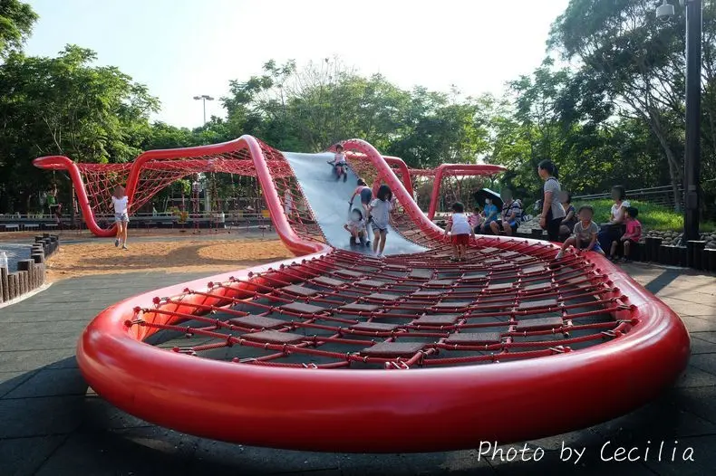 【台中。清水區】甚麼！就在鰲峰山運動公園的『競合體驗遊戲場』有星際蟲洞？極限飛輪？還有一隻大蜘蛛！？好奇嗎？趕緊讓我們瞧瞧去！