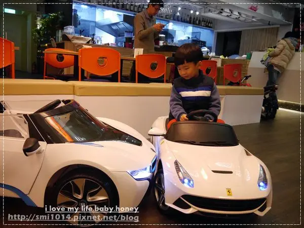 【美食】內湖 卡菲特咖啡 CalFit Cafe。裡面有好多電動車可以玩。團體包場。親子餐廳 (附完整菜單)