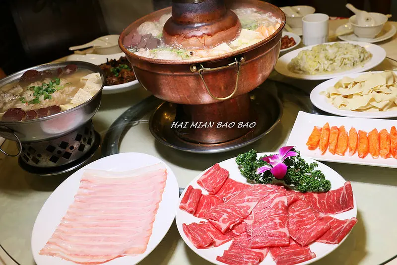 『東北軒酸菜白肉鍋』豪邁大口吃東北特色菜，蔥油餅、水餃、貓耳朵，商業午餐，宅配冷凍水餃、火鍋(捷運中山站)