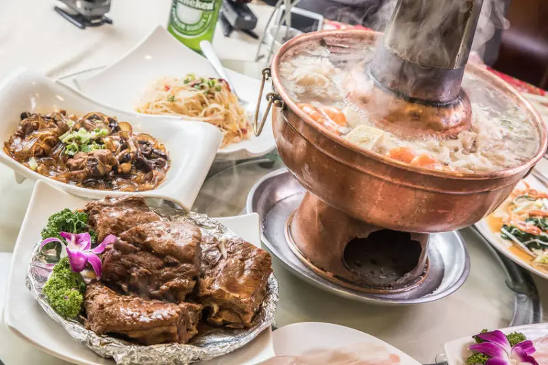 [台北中山]天然發酵酸菜白肉鍋，道地東北菜，豪邁大份量！東北軒酸菜白肉鍋 - 大手牽小手。玩樂趣