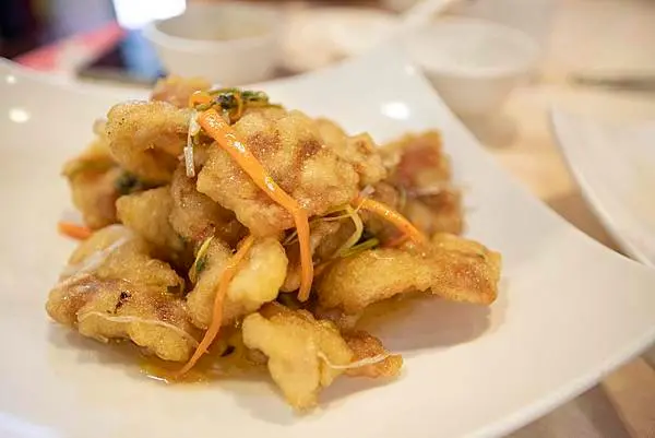 東北軒酸菜白肉鍋 - 掛著白醋白糖醬汁的鍋包肉實在涮嘴