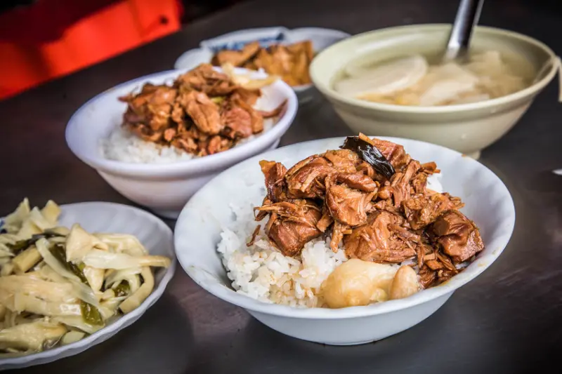[台中美食]阿彬爌肉飯/台中第五市場超人氣爌肉飯，爌肉軟嫩超級入味，來晚吃不到啦 - 大手牽小手。玩樂趣