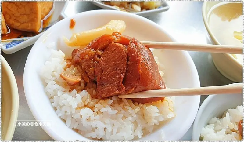 藏匿市場非吃不可傳統早午餐，爌肉飯肥瘦任你挑，只要銅板價就吃飽足！！