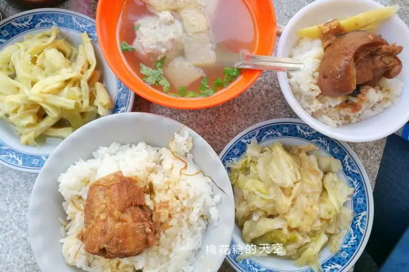 台中第五市場必吃阿彬爌肉飯-只有早餐吃得到隔壁就是太空紅茶冰 - 棉花糖的天空