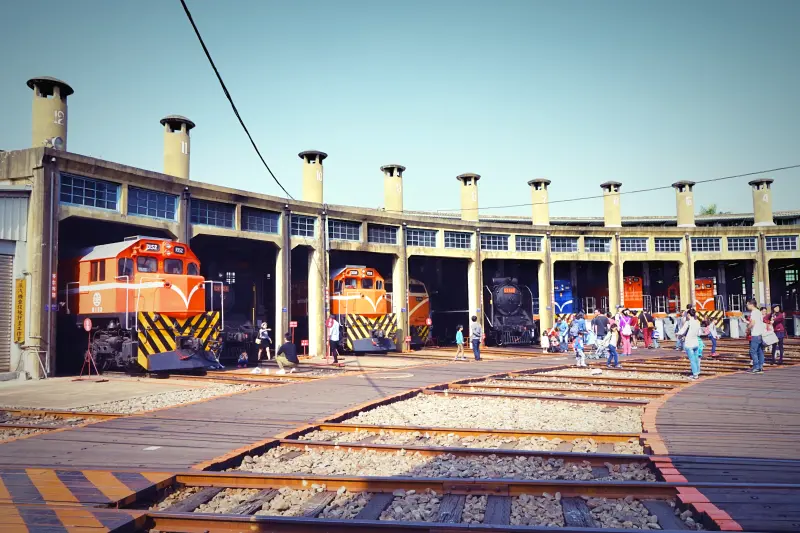 //彰化景點//扇形車庫。糖廠火車。火車頭旅館。百年蒸汽火車。火車入庫。終於來到了火車們的家，一起去窺看列車頭們的秘密吧